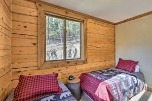 En eller flere senge i et værelse på Idaho Springs Cabin with Gorgeous Mtn Views!