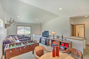Zona d'estar a Red Lodge Townhome on Golf Course Near Hiking!