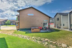 Casa con patio en Red Lodge Townhome on Golf Course Near Hiking!, en Red Lodge