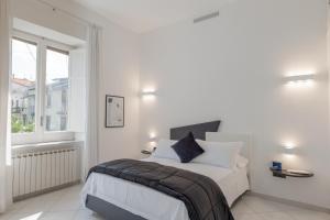- une chambre blanche avec un lit et une fenêtre dans l'établissement mrg2 home holiday, à Sorrente