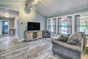 Μια τηλεόραση ή/και κέντρο ψυχαγωγίας στο Cozy North Bend Getaway Near Dunes and Ocean!