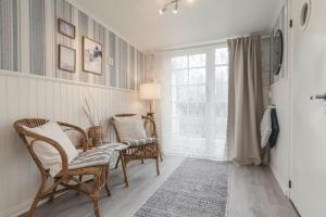 TV a/nebo společenská místnost v ubytování Naya Retreat & Hotell