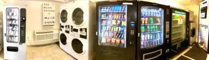 dos máquinas expendedoras en una lavandería con máquinas en Travelodge by Wyndham Madison Heights MI, en Madison Heights