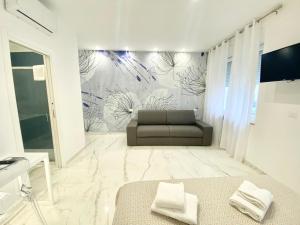 a living room with a couch in a room at IL VIAGGIATORE RELAIS SUL MARE in Gaeta