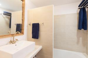 een badkamer met een wastafel en een douche bij Blick auf Atalaya in Port de Pollença +15 foto's