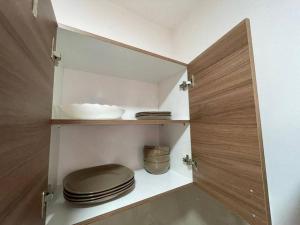 un armario con una pila de platos en una cocina en Departamento entero, en Asunción