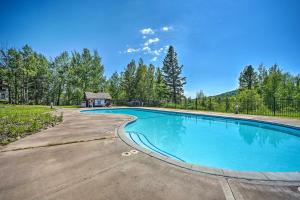 Bazén v ubytování Lutsen Mountains Retreat with Resort Amenities! nebo v jeho okolí