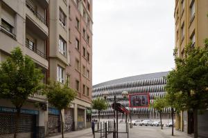 widok na ulicę miejską z budynkami w obiekcie City Centre San Mamés w mieście Bilbao