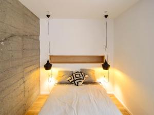 una camera da letto con un letto con luci sopra di esso di City Centre San Mamés by Next Stop Bilbao a Bilbao