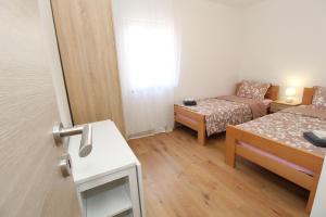 ein kleines Zimmer mit einem Bett, einem Sofa und einem Fenster in der Unterkunft Kuča za odmor Pag Sv.Marko in Pag