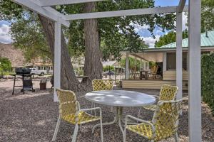 einen Tisch und Stühle vor einem Haus in der Unterkunft Outdoorsy Caliente Retreat with Screened Porch in Caliente