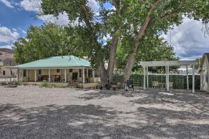 una casa con un árbol delante de ella en Outdoorsy Caliente Retreat with Screened Porch, en Caliente