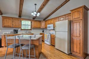 Table Rock Lake Getaway with Fire Pit, Deck and Grill!的厨房或小厨房