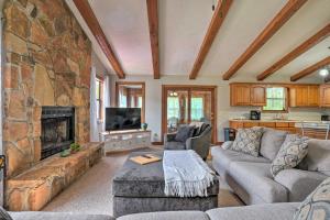 Table Rock Lake Getaway with Fire Pit, Deck and Grill!的休息区