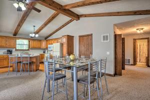 Table Rock Lake Getaway with Fire Pit, Deck and Grill!的厨房或小厨房