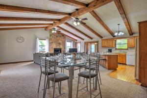 GoldenTable Rock Lake Getaway with Fire Pit, Deck and Grill!的厨房里设有1间带桌椅的用餐室