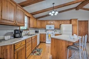 Table Rock Lake Getaway with Fire Pit, Deck and Grill!的厨房或小厨房