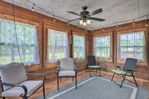 Table Rock Lake Getaway with Fire Pit, Deck and Grill!的休息区