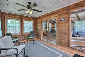 GoldenTable Rock Lake Getaway with Fire Pit, Deck and Grill!的相册照片