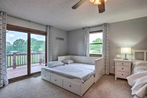 GoldenTable Rock Lake Getaway with Fire Pit, Deck and Grill!的一间带床和阳台的卧室