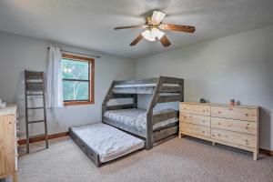 Table Rock Lake Getaway with Fire Pit, Deck and Grill!客房内的一张或多张床位