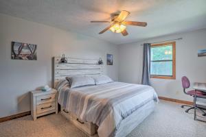 Table Rock Lake Getaway with Fire Pit, Deck and Grill!客房内的一张或多张床位