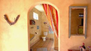 Sirena Vineyard Resort في باسو روبلز: حمام مع حوض ومرحاض في الغرفة