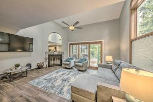 Χώρος καθιστικού στο Dreamy, Family-Friendly Cloudcroft Townhome!