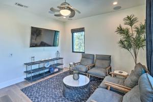 Φωτογραφία από το άλμπουμ του Modern Huntington Beach Home Less Than 1 Mi to Beach! σε Huntington Beach