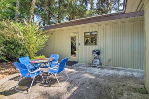Κήπος έξω από το Coos Bay Cottage with Fireplace and BBQ Patio!