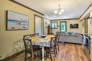 Μια τηλεόραση ή/και κέντρο ψυχαγωγίας στο Coos Bay Cottage with Fireplace and BBQ Patio!