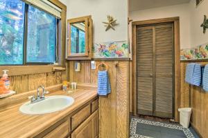 Ένα μπάνιο στο Coos Bay Cottage with Fireplace and BBQ Patio! +19 φωτογραφίες