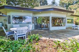 Zahrada ubytování Enchanting Coos Bay Sanctuary with Lush Views!