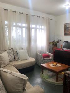a living room with a couch and a coffee table at Pé na areia in Ilha Comprida