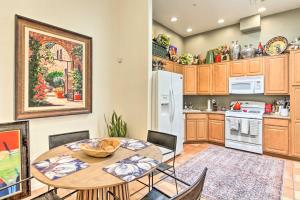 Una cocina con mesa y sillas y un refrigerador. en Sunny Adobe Retreat with Hot Tub and Mtn Views!, en Tubac