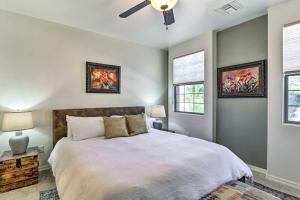 Un dormitorio con una cama y un ventilador de techo. en Sunny Adobe Retreat with Hot Tub and Mtn Views!, en Tubac 30 fotos más