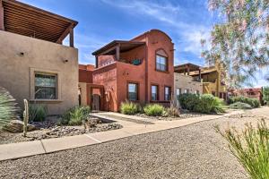 una casa en el desierto con entrada en Sunny Adobe Retreat with Hot Tub and Mtn Views!, en Tubac