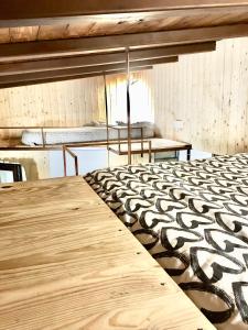 Cette chambre comprend un lit, une table et des lits superposés. dans l'établissement Ak-55 Rural House, à Villaviciosa