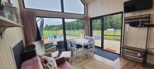 Posedenie v ubytovaní Domek mazurski całoroczny nad jeziorem z jacuzzi SPA
