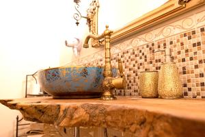 uma casa de banho com um lavatório num balcão de pedra em Casa alle Monache em Gambassi Terme