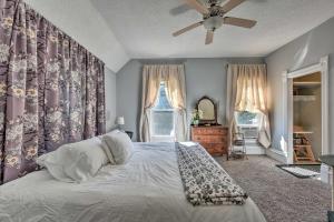 Schlafzimmer mit einem Bett und einem Deckenventilator in der Unterkunft Blue Haven Watertown Retreat By Crow River! 