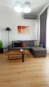 - un salon avec un canapé et une table basse dans l'établissement DOWN TOWN Luxurious Apartments (3), à Alexandroúpolis
