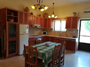 Kitchen o kitchenette sa Corfu Villa Memos