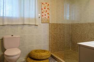 y baño con aseo, ducha y lavamanos. en Casa Rural Campoamor, en Carboneras de Guadazaón