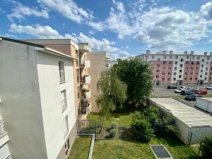 - une vue depuis le balcon d'un bâtiment dans l'établissement Le cœur de Rive gauche - Superbe T3 - parking - 082, à Rouen