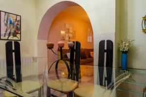 mesa de cristal con 2 sillas y sala de estar. en Casa Rural Campoamor, en Carboneras de Guadazaón