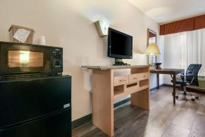 Кухня или мини-кухня в SureStay Plus by Best Western Tarboro-Kingsboro
