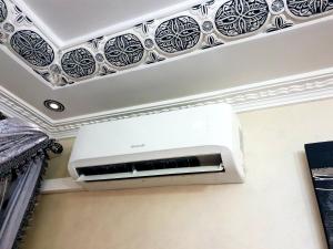 een witte airconditioning aan een muur in een kamer bij Jawharat Tetouan in Souani