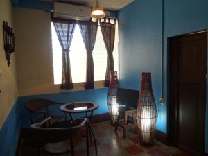 a room with a table and chairs and windows at Harvest House in León