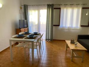salon ze stołem, krzesłami i kanapą w obiekcie Apartamento renovado en Puerto de la Cruz w Puerto de la Cruz +5 zdjęć